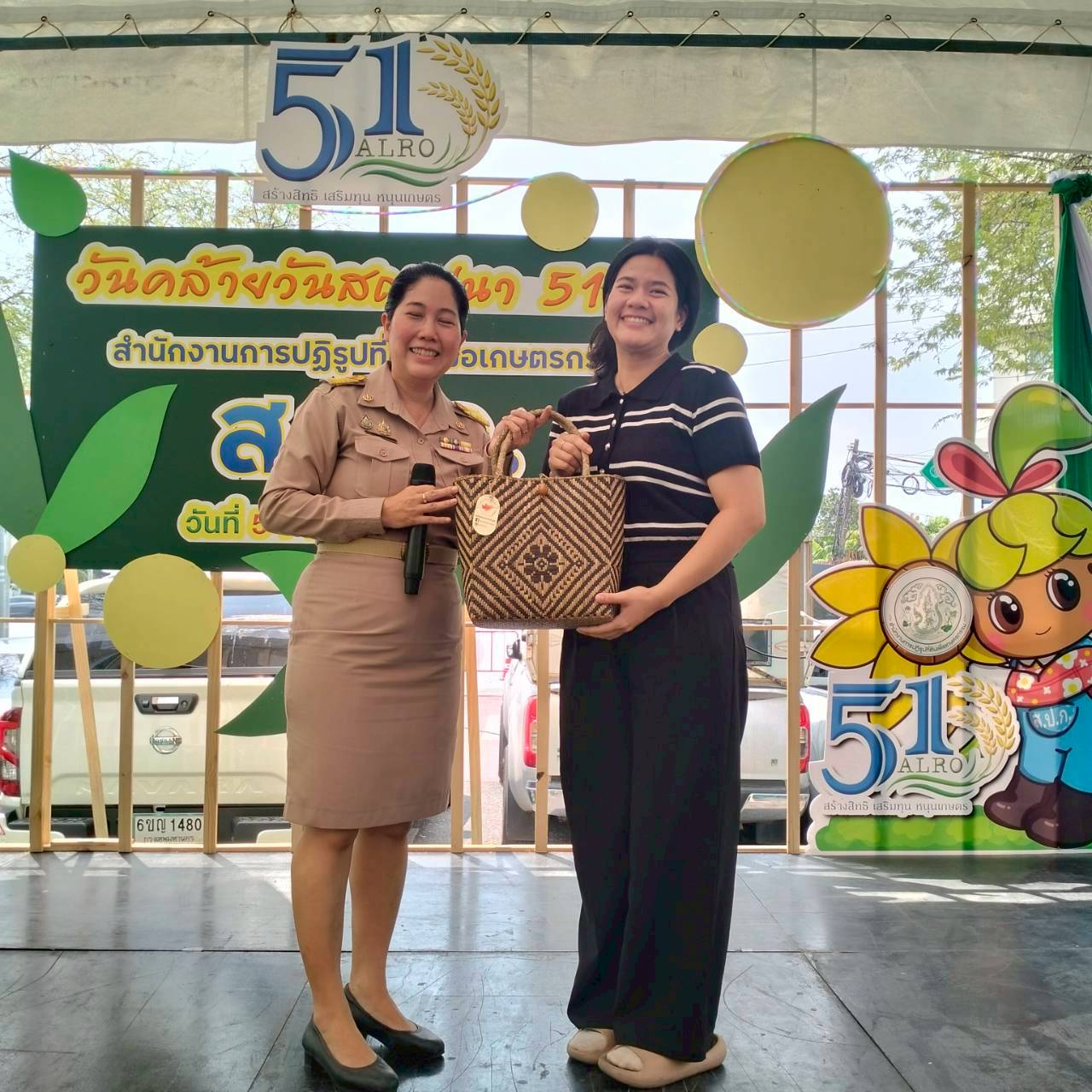 title - คณะทำงานฝ่ายติดตามประเมินผลการจัดงาน วันคล้ายวันสถาปนาสำนักงานการปฏิรูปที่ดินเพื่อเกษตรกรรม (ส.ป.ก.) ครบรอบ 51 ปี เปิดตั้งจุดให้ผู้ร่วมงานได้ร่วมสนุก เล่นเกมส์ และตอบแบบประเมินผลการจัดงาน ผ่านระบบออนไลน์